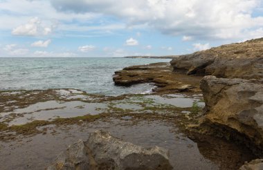 İsrail 'deki bulutların arka planında güzel Akdeniz kıyıları