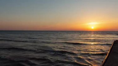 İsrail, Hayfa 'da plajda gün batımının zamanlaması