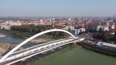 Alessandria, İtalya 'daki Tanaro nehri ve köprünün insansız hava aracı görüntüleri.