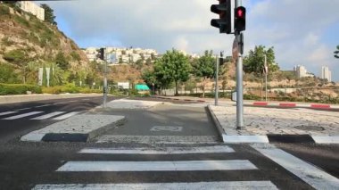 Kırmızı ışıkta yaya geçidinde trafik