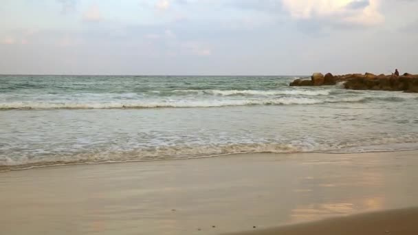地中海海滩上的渔民 以色列海法 — 图库视频影像