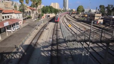 Hayfa, İsrail - 29 Eylül 2019: Hayfa 'da bir yolcu treninin hareket ettiği demiryolu rayları