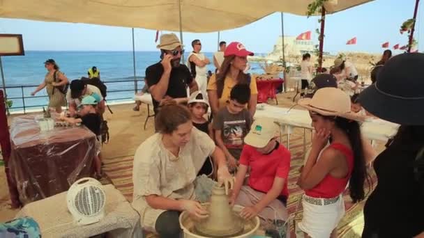 以色列海法 2019年10月14日 凯撒地区的Sukkot节 陶工教孩子们做漂亮的粘土 — 图库视频影像