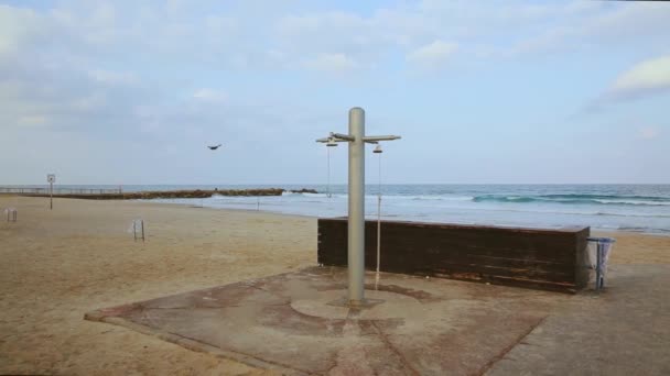 Ντους Και Πύργος Διάσωσης Στην Παραλία Της Μεσογείου Στη Χάιφα — Αρχείο Βίντεο