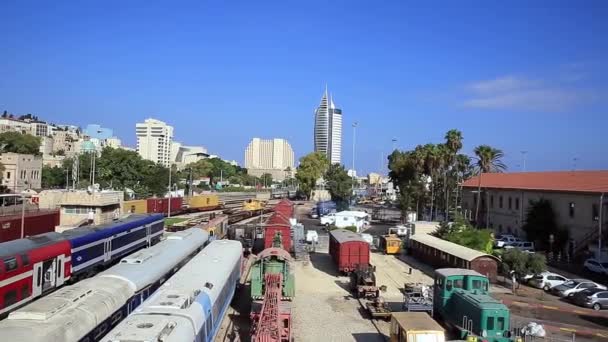 イスラエルのハイファ 2019年9月29日 貨物列車が移動するハイファの鉄道線 — ストック動画