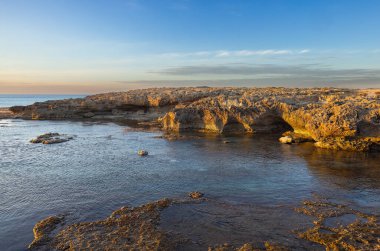 Nachsholim İsrail 'de gün batımında güzel Akdeniz kıyıları