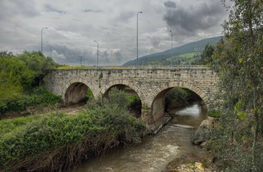 Kuzey İsrail 'deki Kishon Nehri üzerindeki eski kemer köprüsü.