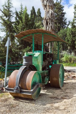 Asfalt yerleştirmek için eski restore edilmiş retro silindir