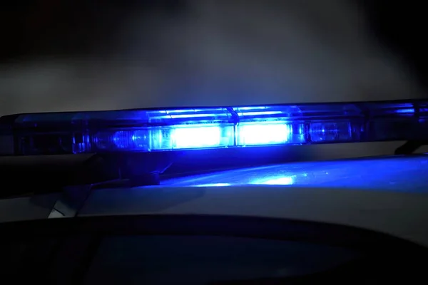 Polizeiauto Mit Blaulicht Nachts Auf Der Straße Selektiver Fokus lizenzfreie Stockbilder