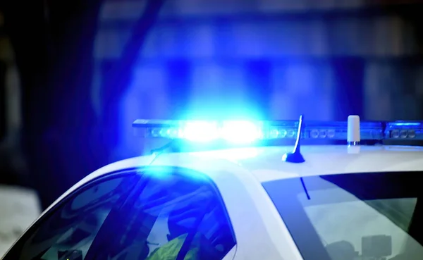 Polizeiauto Mit Blaulicht Nachts Auf Der Straße Selektiver Fokus Stockfoto