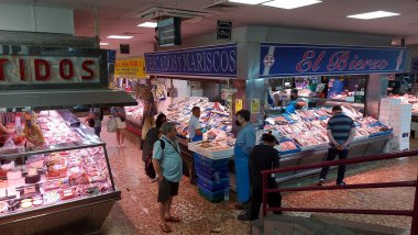 Madrid, İspanya - 16 Haziran 2022: Balık ve et satıcılarıyla Madrid pazarı