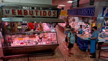 Madrid, İspanya - 16 Haziran 2022: Balık ve et satıcılarıyla Madrid pazarı