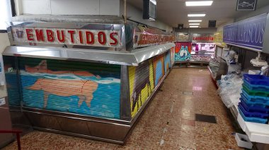 Madrid, İspanya - 16 Haziran 2022: Balık ve et satıcılarıyla Madrid pazarı