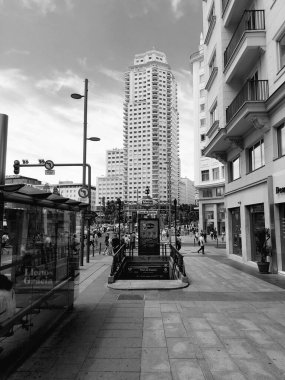 Madrid, İspanya - 16 Haziran 2022: Gran Via a Plaza Espana, Torre de Madrid gökdeleni