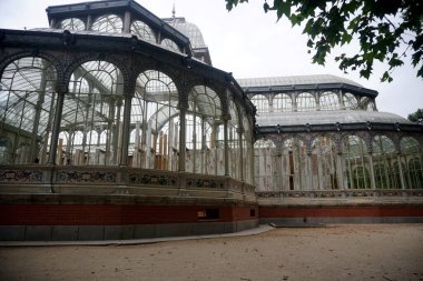   MADRID, İSPAN - 22 HAZİRAN 2022 İspanya-Madrid-Palacio de Cristal in el Etiro Park                             