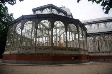   MADRID, İSPAN - 22 HAZİRAN 2022 İspanya-Madrid-Palacio de Cristal in el Etiro Park                             