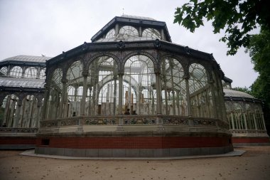   MADRID, İSPAN - 22 HAZİRAN 2022 İspanya-Madrid-Palacio de Cristal in el Etiro Park                             