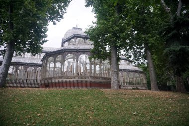   MADRID, İSPAN - 22 HAZİRAN 2022 İspanya-Madrid-Palacio de Cristal in el Etiro Park                             