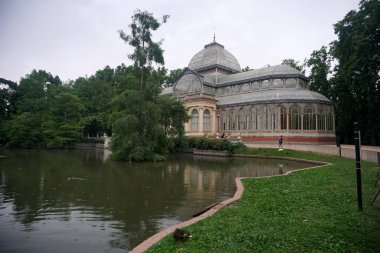   MADRID, İSPAN - 22 HAZİRAN 2022 İspanya-Madrid-Palacio de Cristal in el Etiro Park                             