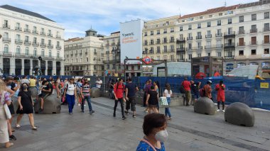 MADRID, SPAIN - 17 Haziran 2022: Tipik Madrid sokak sahneleri, insanlar, turistler, Madrid havası