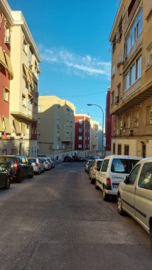 Madrid, İspanya - 14 Haziran 2022: Madrid 'in Barrio de la Concepcion ilçesi, İspanya' da konut ve insan yaşamı