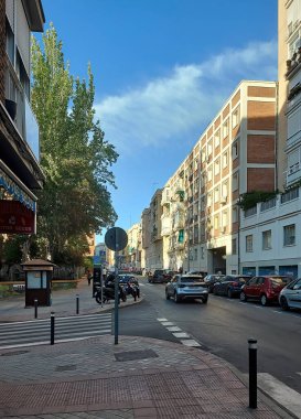 Madrid, İspanya - 14 Haziran 2022: Madrid 'in Barrio de la Concepcion ilçesi, İspanya' da konut ve insan yaşamı