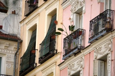       Madrid 'in merkezinde pencere ve balkonları olan renkli klasik klasik binalar                        