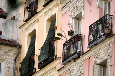       Madrid 'in merkezinde pencere ve balkonları olan renkli klasik klasik binalar                        
