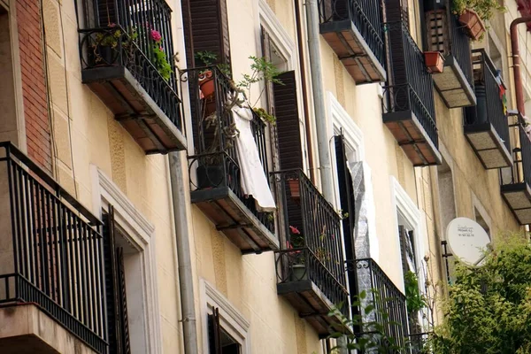 Кольорові Класичні Вінтажні Будинки Вікнами Балконами Центрі Мадрида — стокове фото