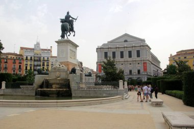 Madrid, İspanya - 16 Haziran 2022: Reinando Isabel Segunda de Borbon Heykeli, arkasında Roal Palace, Madrid