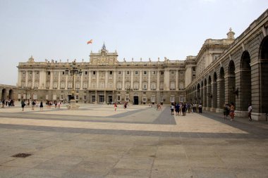 Madrid, İspanya - 16 Haziran 2022: Madrid 'deki Kraliyet Sarayı güzel bir yaz gününde, turistler Madrid' i, Heykelleri ziyaret etti