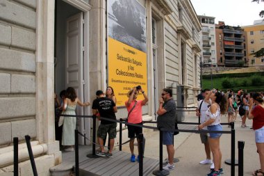 Madrid, İspanya - 16 Haziran 2022: Madrid 'deki Kraliyet Sarayı güzel bir yaz gününde, turistler Madrid' i, Heykelleri ziyaret etti