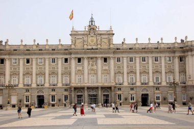 Madrid, İspanya - 16 Haziran 2022: Madrid 'deki Kraliyet Sarayı güzel bir yaz gününde, turistler Madrid' i, Heykelleri ziyaret etti