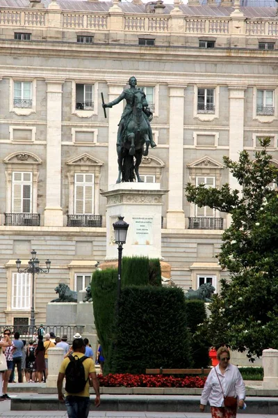 Madrid España Junio 2022 Estatua Reinando Isabel Segunda Borbon Detrás — Foto de Stock