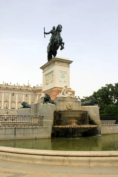 西班牙马德里 2022年6月16日 雷南多 伊莎贝尔 塞翁达 波旁雕像 其后面是马德里皇家宫 — 图库照片