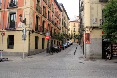 Madrid, İspanya - 15 Haziran 2022 Madrid sokak sahnesi, Madrid 'deki insanlar, şehir manzaraları