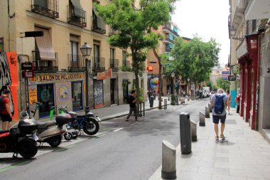 Madrid, İspanya - 15 Haziran 2022 Madrid sokak sahnesi, Madrid 'deki insanlar, şehir manzaraları