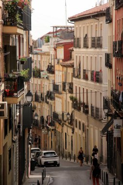 Madrid, İspanya - 15 Haziran 2022 Madrid 'de yokuş aşağı giden bir cadde. Geleneksel Madrid mimarisi