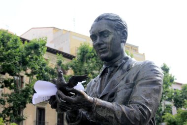 Madrid, İspanya - 15 Haziran 2022: İspanyol şair Federico Garcia Lorca 'ya ait anıtın sergilendiği Plaza de Santa Ana
