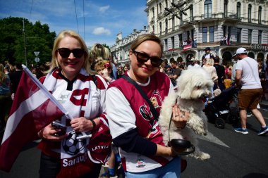 Riga, Letonya - 29 Mayıs 2023: Letonyalı buz hokeyi taraftarları ve vatandaşlar, 2023 IIHF Dünya Şampiyonası 'nda bronz madalya kazanan Özgürlük Anıtı' nda Letonya buz hokeyi takımını karşılıyorlar.