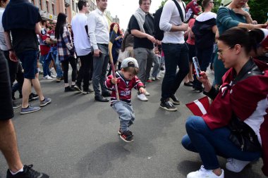 Riga, Letonya - 29 Mayıs 2023: Letonyalı buz hokeyi taraftarları ve vatandaşlar, 2023 IIHF Dünya Şampiyonası 'nda bronz madalya kazanan Özgürlük Anıtı' nda Letonya buz hokeyi takımını karşılıyorlar.