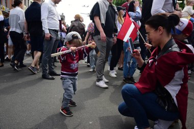 Riga, Letonya - 29 Mayıs 2023: Letonyalı buz hokeyi taraftarları ve vatandaşlar, 2023 IIHF Dünya Şampiyonası 'nda bronz madalya kazanan Özgürlük Anıtı' nda Letonya buz hokeyi takımını karşılıyorlar.