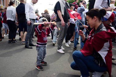 Riga, Letonya - 29 Mayıs 2023: Letonyalı buz hokeyi taraftarları ve vatandaşlar, 2023 IIHF Dünya Şampiyonası 'nda bronz madalya kazanan Özgürlük Anıtı' nda Letonya buz hokeyi takımını karşılıyorlar.