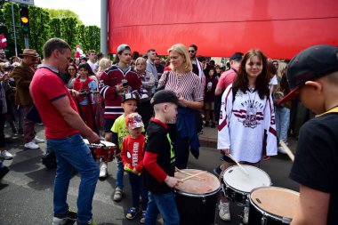 Riga, Letonya - 29 Mayıs 2023: Letonyalı buz hokeyi taraftarları ve vatandaşlar, 2023 IIHF Dünya Şampiyonası 'nda bronz madalya kazanan Özgürlük Anıtı' nda Letonya buz hokeyi takımını karşılıyorlar.