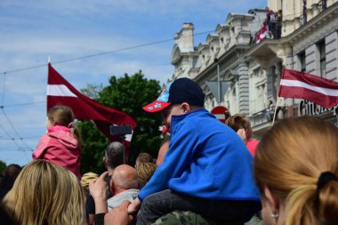Riga, Letonya - 29 Mayıs 2023: Letonyalı buz hokeyi taraftarları ve vatandaşlar, 2023 IIHF Dünya Şampiyonası 'nda bronz madalya kazanan Özgürlük Anıtı' nda Letonya buz hokeyi takımını karşılıyorlar.