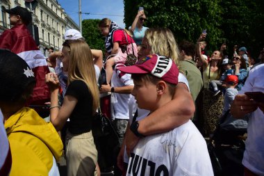 Riga, Letonya - 29 Mayıs 2023: Letonyalı buz hokeyi taraftarları ve vatandaşlar, 2023 IIHF Dünya Şampiyonası 'nda bronz madalya kazanan Özgürlük Anıtı' nda Letonya buz hokeyi takımını karşılıyorlar.