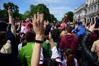 Riga, Letonya - 29 Mayıs 2023: Letonyalı buz hokeyi taraftarları ve vatandaşlar, 2023 IIHF Dünya Şampiyonası 'nda bronz madalya kazanan Özgürlük Anıtı' nda Letonya buz hokeyi takımını karşılıyorlar.