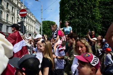 Riga, Letonya - 29 Mayıs 2023: Letonyalı buz hokeyi taraftarları ve vatandaşlar, 2023 IIHF Dünya Şampiyonası 'nda bronz madalya kazanan Özgürlük Anıtı' nda Letonya buz hokeyi takımını karşılıyorlar.