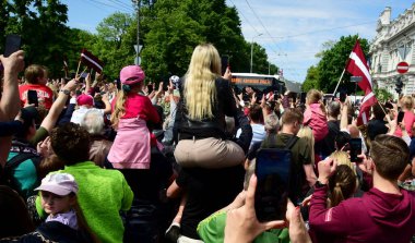 Riga, Letonya - 29 Mayıs 2023: Letonyalı buz hokeyi taraftarları ve vatandaşlar, 2023 IIHF Dünya Şampiyonası 'nda bronz madalya kazanan Özgürlük Anıtı' nda Letonya buz hokeyi takımını karşılıyorlar.