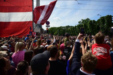 Riga, Letonya - 29 Mayıs 2023: Letonyalı buz hokeyi taraftarları ve vatandaşlar, 2023 IIHF Dünya Şampiyonası 'nda bronz madalya kazanan Özgürlük Anıtı' nda Letonya buz hokeyi takımını karşılıyorlar.